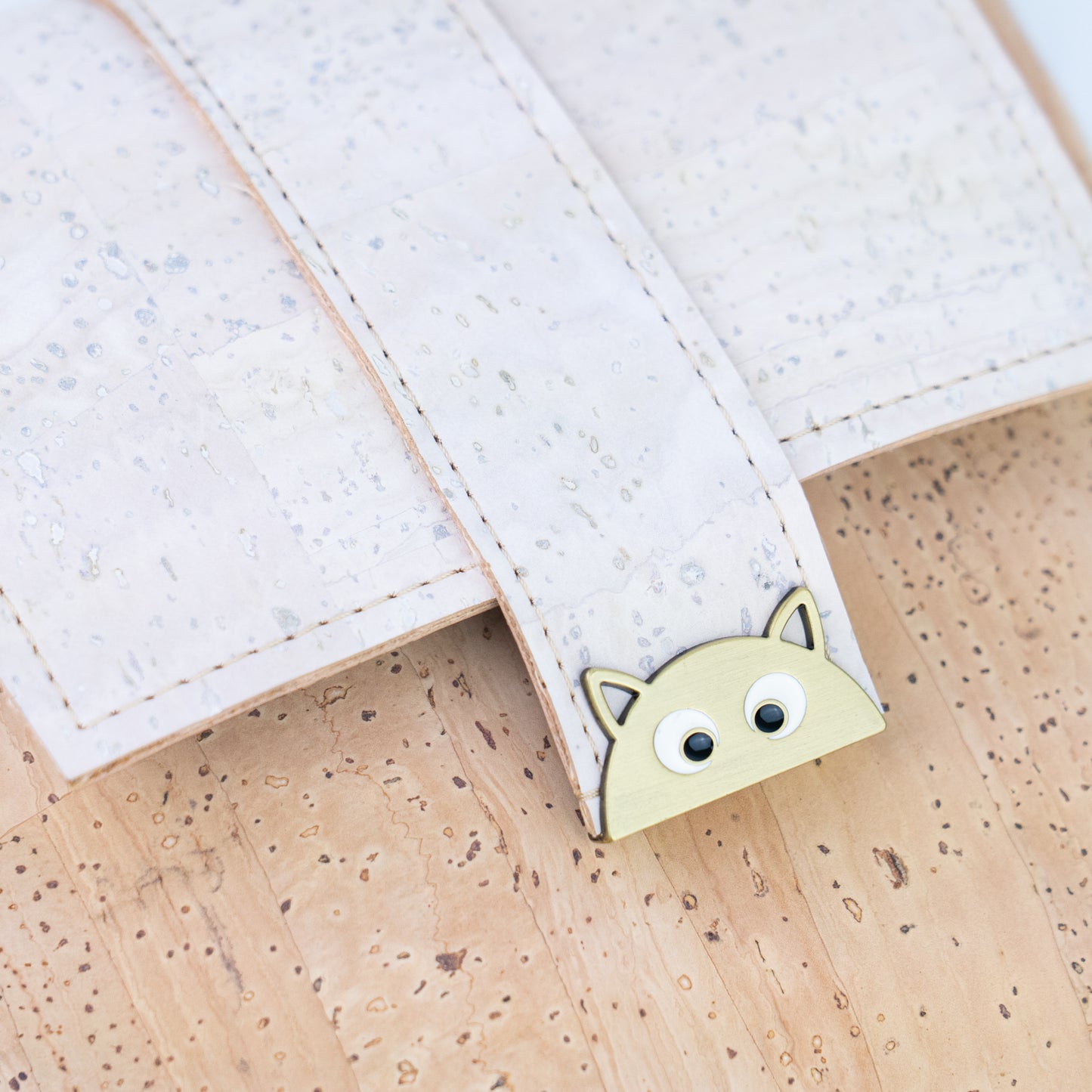 Natural Cork Crossbody Bag with White Flap & Cat Clasp —BAGP-375